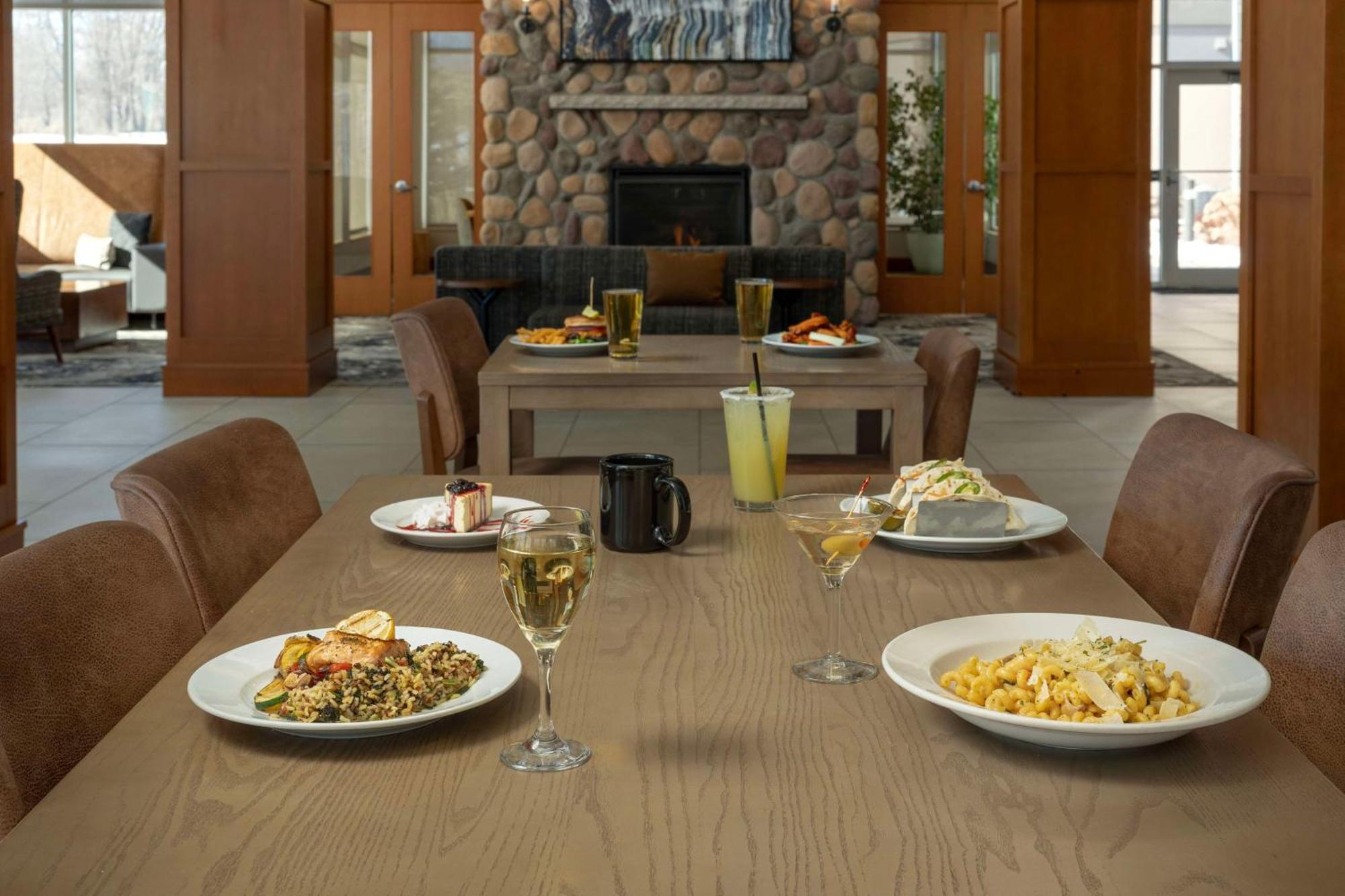 Hilton Garden Inn Cedar Falls Conference Center Esterno foto
